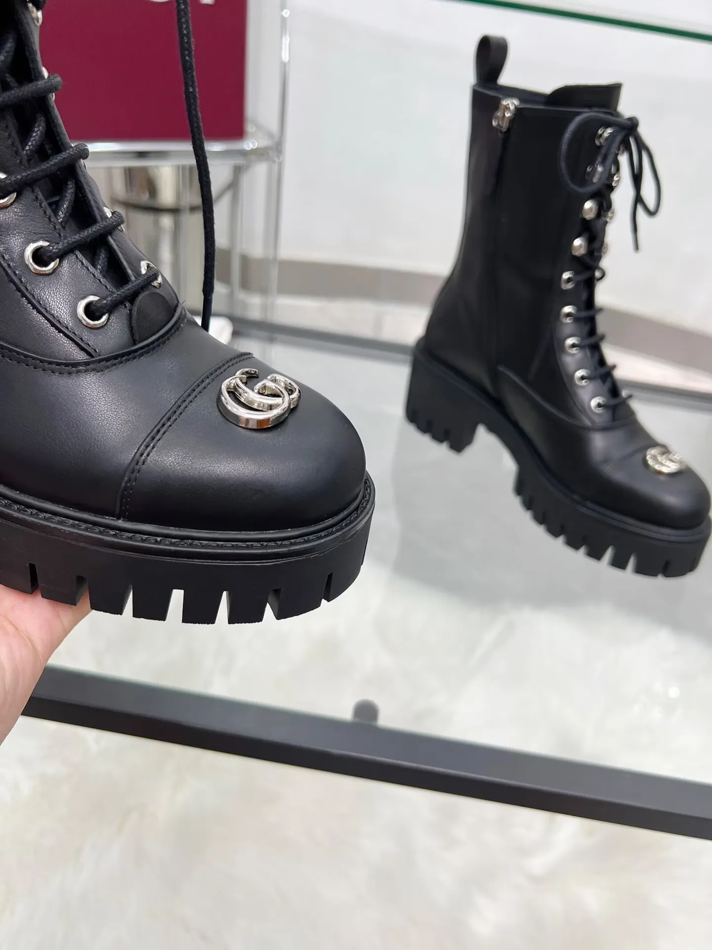 👟👟Ex-factory price 660👟👟 New version of Gucci GUCCI hot sale✅Ankle boots 🎉Very easy to match👍Specially showing retro British style, advanced 3D printing, front Gucci buckle decoration💎LOGO✅ Fabric: imported cowhide🐂 Inner/foot pads: cow lining Color: black green Size: 35-42 {2 heads need to be customized} Heel height: 5cm TPU outsole Packing: Comes with card and cloth bag.